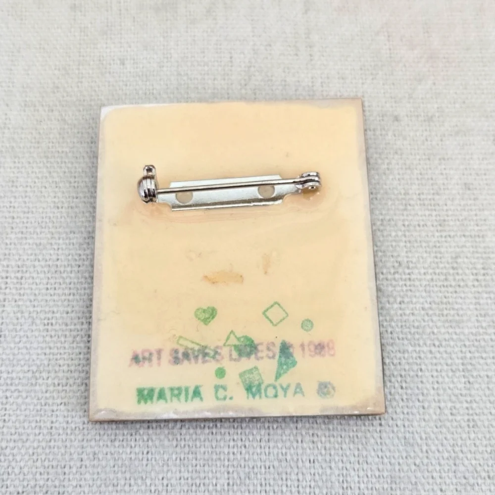 Vintage Maria C Moya Resin Pin: ARTE SALVA VIDAS/ART SAVES LIVES - Picture 2 of 2